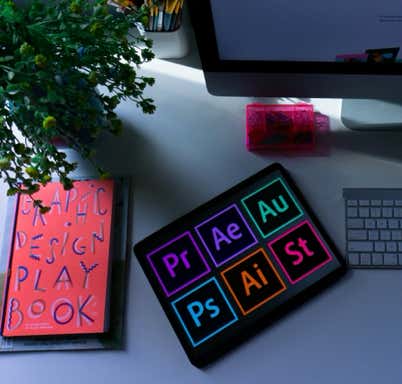 Logo vektorisieren lassen www.vektordesigner.de Kreativer Designprozess zur Erstellung von Vektorgrafiken am Computer. Ein Designer arbeitet mit Grafiksoftware, um hochwertige Illustrationen und Logos zu erstellen, die in verschiedenen Größen ohne Qualitätsverlust skalierbar sind. Perfekt für Unternehmen, die ihr Branding und Marketing mit Vektorgrafiken optimieren möchten.
