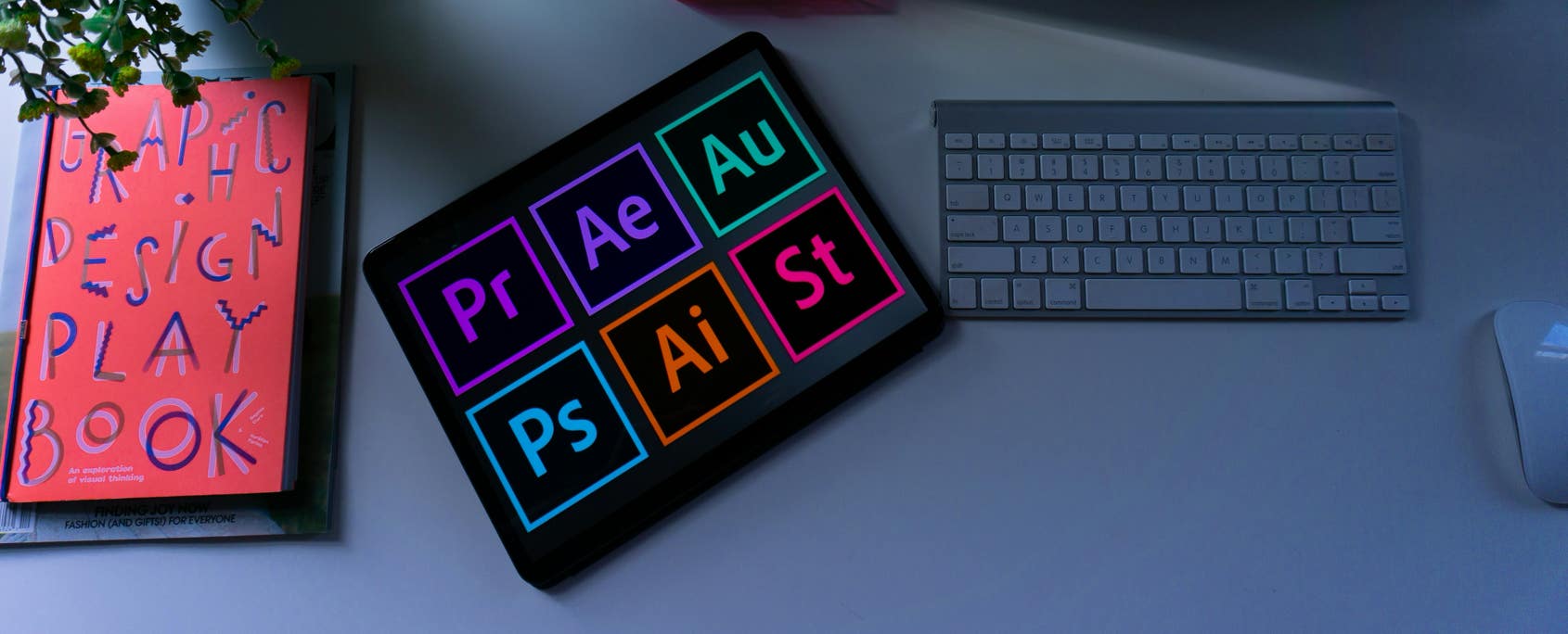 Ein Designer wandelt eine Rastergrafik in eine pr&auml;zise Vektorgrafik um. Dieser Prozess erfordert den Einsatz von professionellen Grafikdesign-Tools, um Bilder von niedriger Qualit&auml;t in skalierbare, hochaufl&ouml;sende Vektorgrafiken zu verwandeln. Ideal f&uuml;r Unternehmen, die ihre Logos und Designs in bestm&ouml;glicher Qualit&auml;t ben&ouml;tigen.