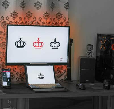 Logo vektorisieren lassen www.vektordesigner.de Kreativer Designprozess zur Erstellung von Vektorgrafiken am Computer. Ein Designer arbeitet mit Grafiksoftware, um hochwertige Illustrationen und Logos zu erstellen, die in verschiedenen Größen ohne Qualitätsverlust skalierbar sind. Perfekt für Unternehmen, die ihr Branding und Marketing mit Vektorgrafiken optimieren möchten.