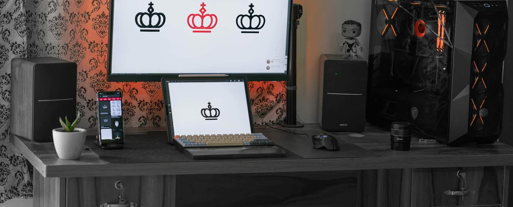 Ein Designer arbeitet an der Erstellung eines Vektorlgo-Designs f&uuml;r die Markenbildung. Der Prozess der Vektorisierung garantiert, dass das Logo in verschiedenen Gr&ouml;&szlig;en und auf allen Medien ohne Qualit&auml;tsverlust verwendet werden kann. Ein unverzichtbarer Schritt f&uuml;r Unternehmen, die ihre Markenidentit&auml;t und Werbematerialien optimieren m&ouml;chten.